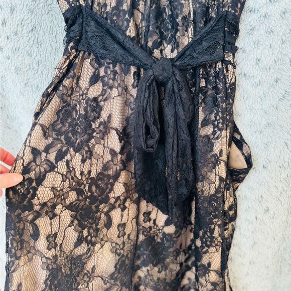 Ladies Elegant Black Lace Dress-Strapless - Picture 3 of 6